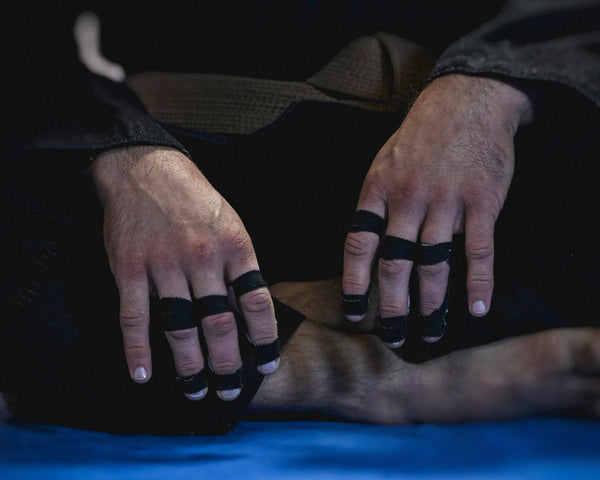 strap sur les doigts noir 